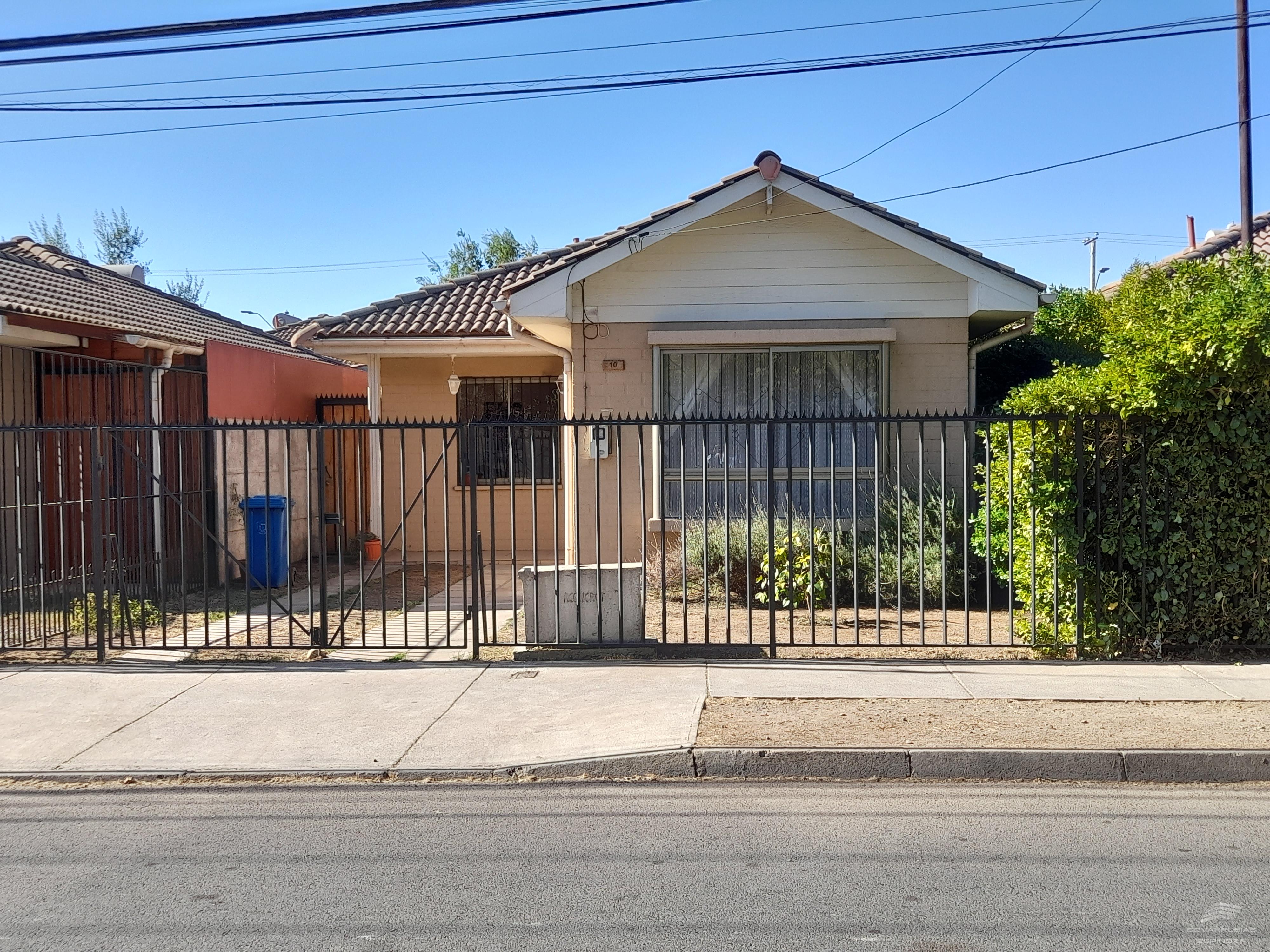 CASA 3 DORMITORIOS, 2 BAÑOS CON ESTACIONAMIENTO